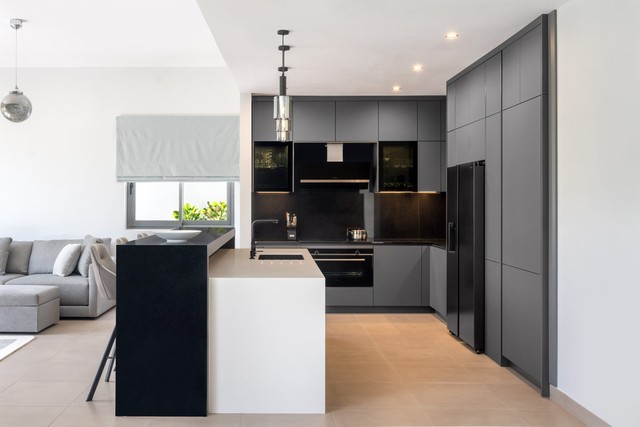 White and black Häcker kitchen in Dubai